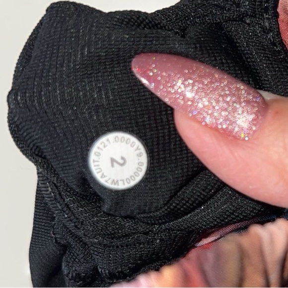 Lululemon Hotty Hot Short II Size 2 with a 4"
Inseam Chroma Fusion Multi Black - Picture 9 of 9